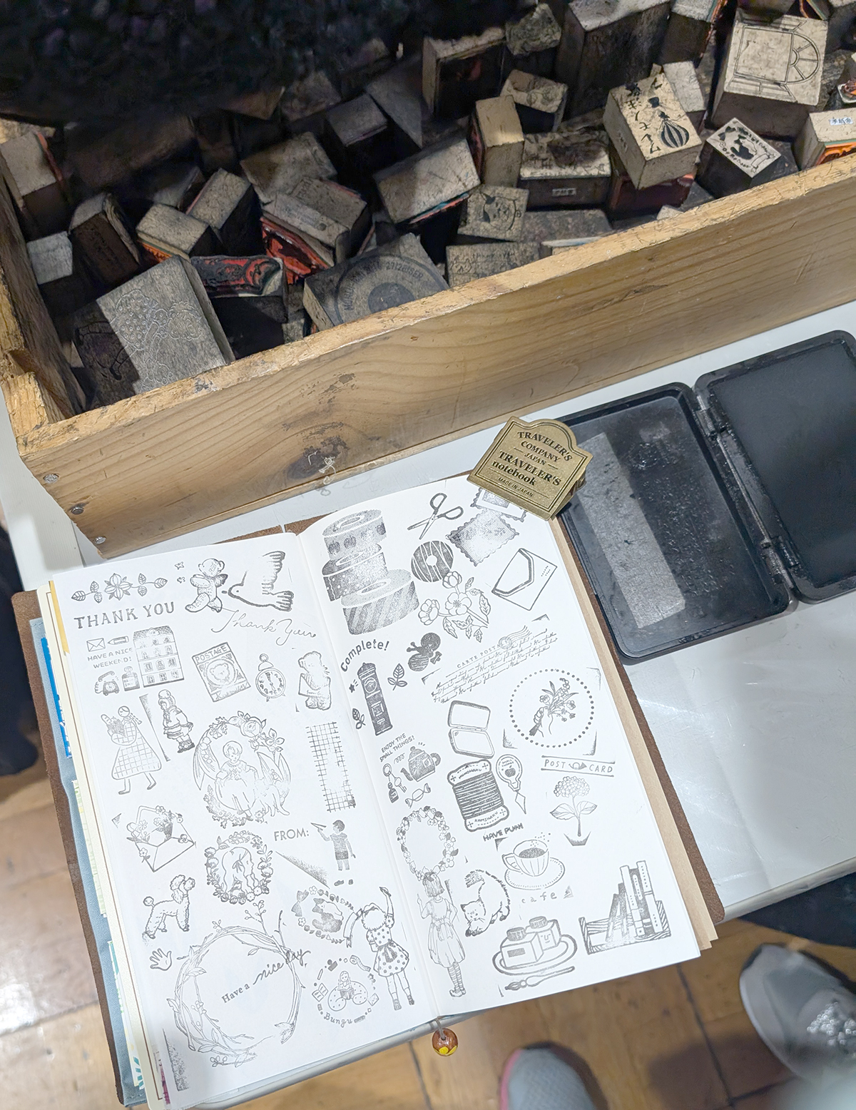 スタンプをいっぱい押したトラベラーズノート